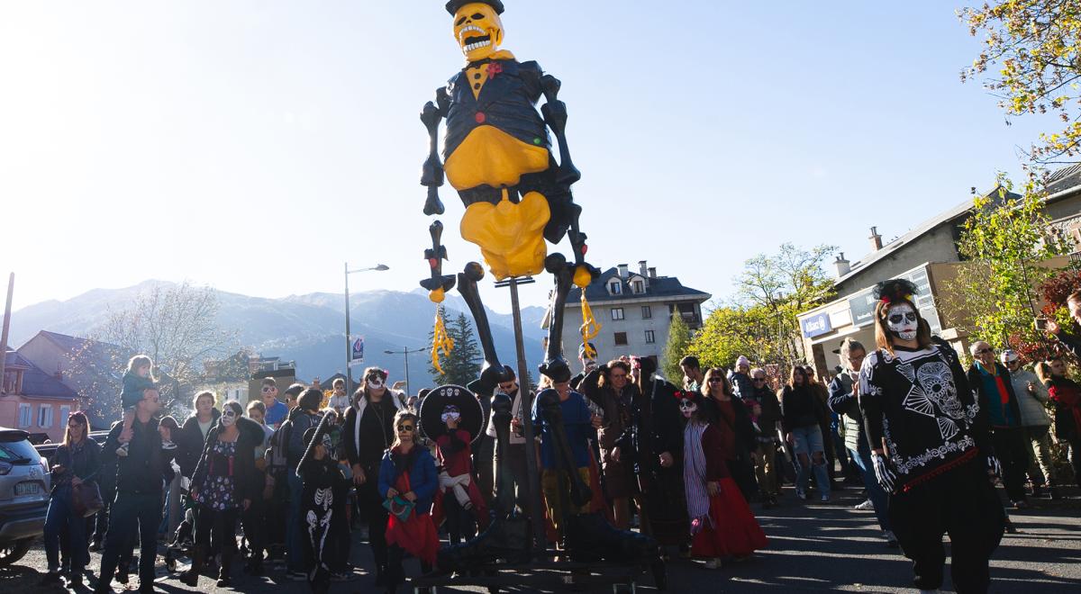 Grand défilé de la Fête des Morts de Barcelonnette - Défilé de la Fête des Morts Grand défilé de la Fête des Morts de Barcelonnette - Défilé de la Fête des Morts