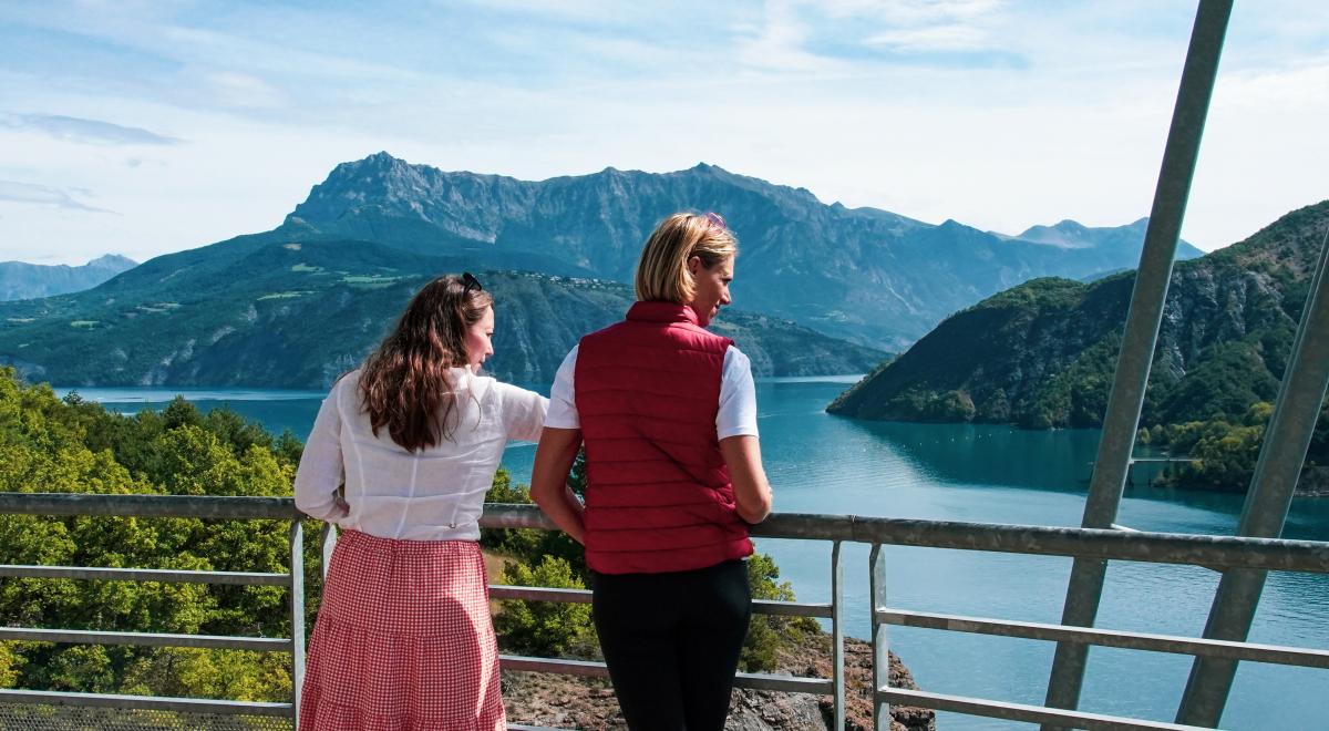 Rendez-vous de l'été : Visite décalée en van rétro._Rousset-Serre-Ponçon
