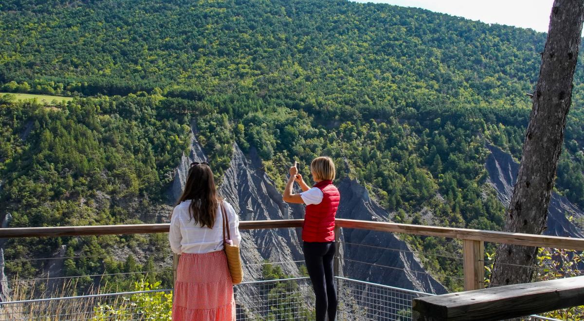 Rendez-vous de l'été : Visite décalée en van rétro._Rousset-Serre-Ponçon