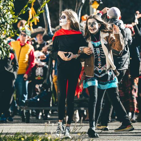 Défilé de la Fête des Morts spécial enfants - Barcelonnette - Défilé de la Fête des Morts spécial enfants Défilé de la Fête des Morts spécial enfants - Barcelonnette - Défilé de la Fête des Morts spécial enfants